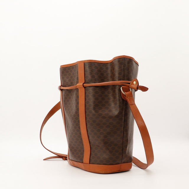 Sac seau Celine Macadam vue de trois quarts gauche avec bandouliere cuir naturel — AMANA Vintage