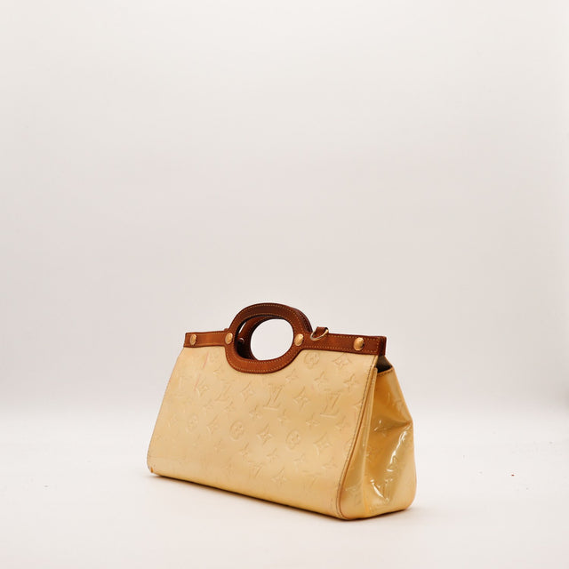 Louis Vuitton Roxbury Drive Vernis beige vue de trois quarts gauche — AMANA Vintage