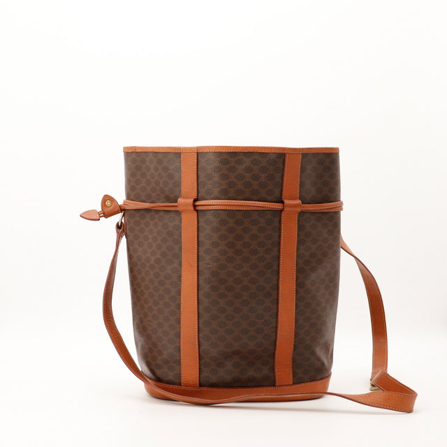 Sac seau Celine Macadam vue de trois quarts droit detail bandouliere — AMANA Vintage