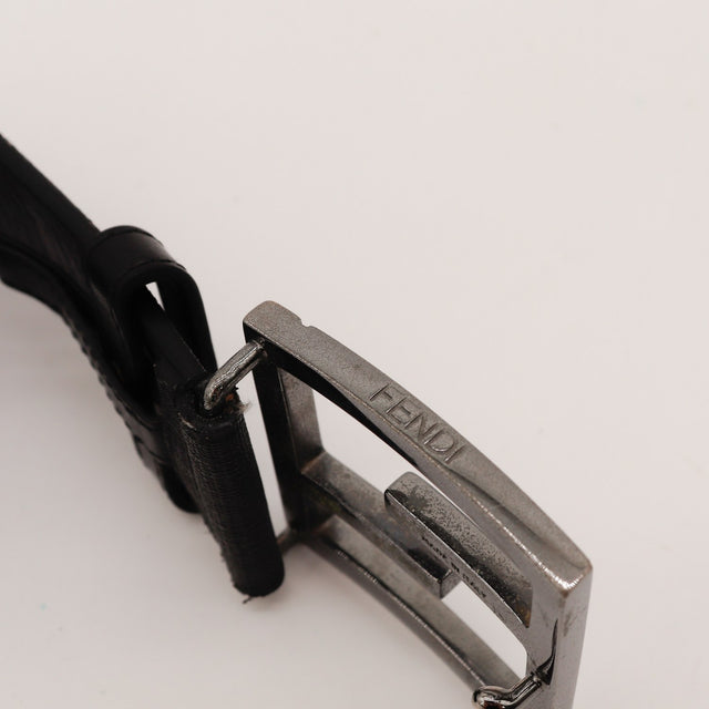 Détail boucle ardillon signée Fendi ceinture cuir noir occasion authentique — AMANA Vintage
