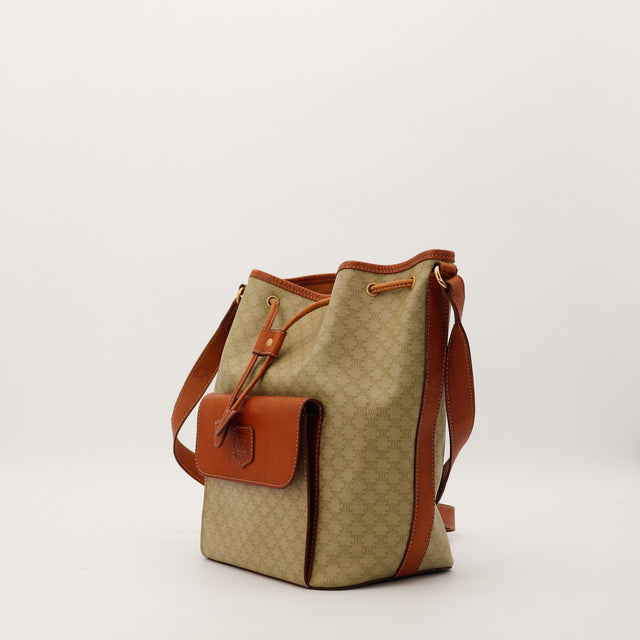 Celine Seau Macadam vue de trois quarts bandouliere reglable cuir cognac occasion — AMANA Vintage