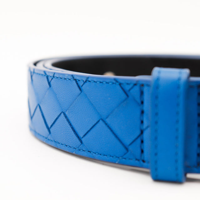 Détail tressage Intrecciato cuir bleu ceinture Bottega Veneta occasion authentique — AMANA Vintage