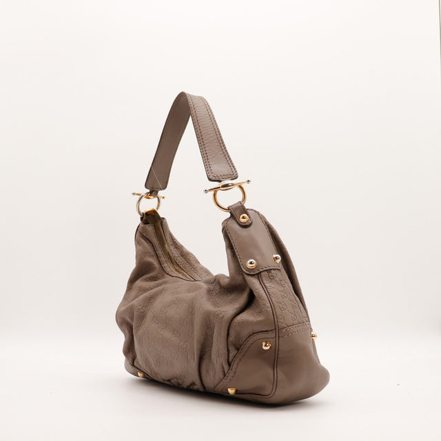 Sac Gucci Hobo Guccissima taupe vue de profil avec détail anse et anneaux dorés — AMANA Vintage