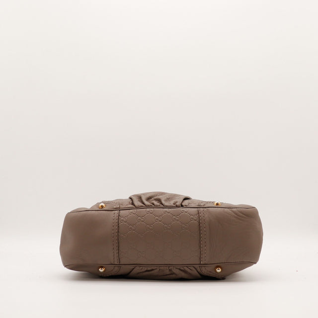 Fond du sac Gucci Hobo Guccissima taupe avec pieds dorés — AMANA Vintage