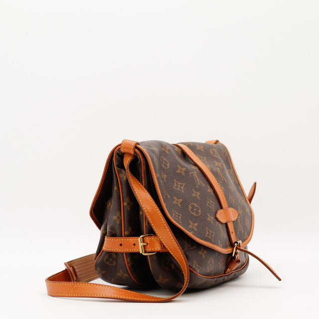 Détail de la patte de fermeture Louis Vuitton Saumur 30 Toile Monogramme occasion authentique — AMANA Vintage
