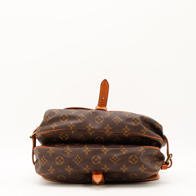 Détail du cuir vachette Louis Vuitton Saumur 30 Toile Monogramme occasion authentique — AMANA Vintage