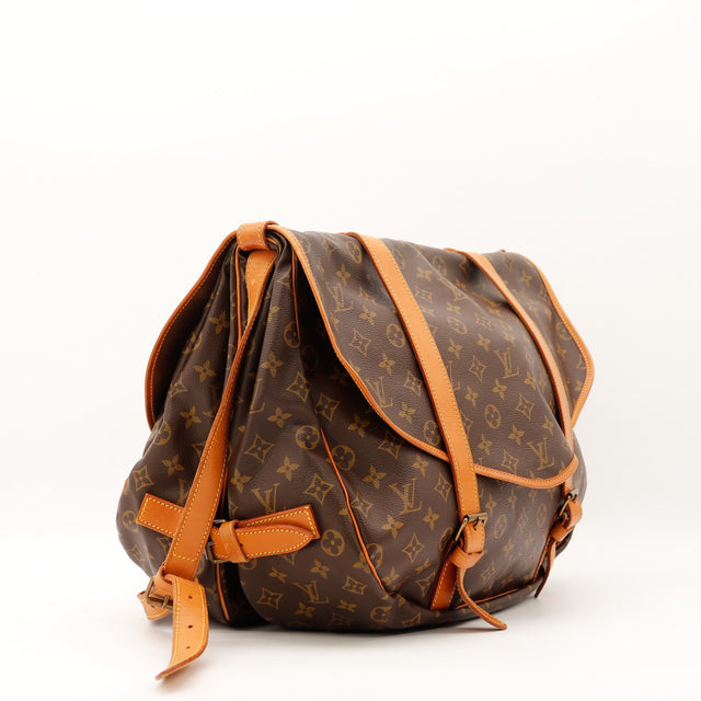 Détail des boucles Louis Vuitton Saumur 35 Toile Monogramme occasion authentique — AMANA Vintage