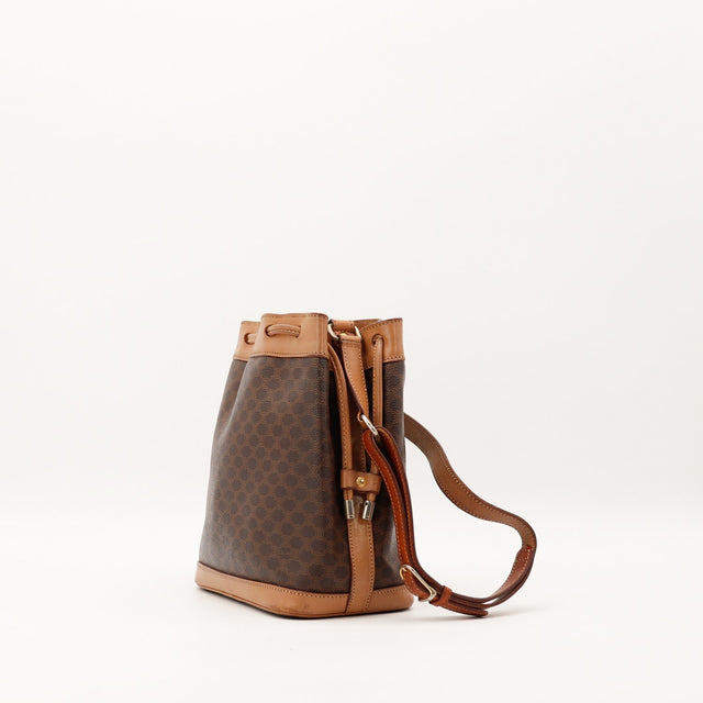 Sac seau Céline Macadam vue de trois quarts bandoulière cuir occasion authentique — AMANA Vintage