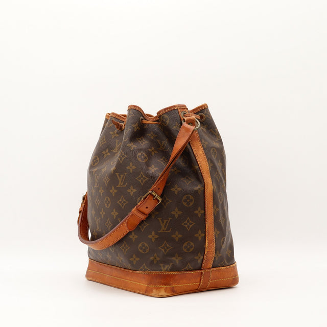 Sac seau Louis Vuitton Noé GM vue de trois quarts bandoulière cuir — AMANA Vintage