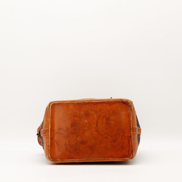 Fond en cuir vachette du sac Louis Vuitton Noé GM occasion authentique — AMANA Vintage