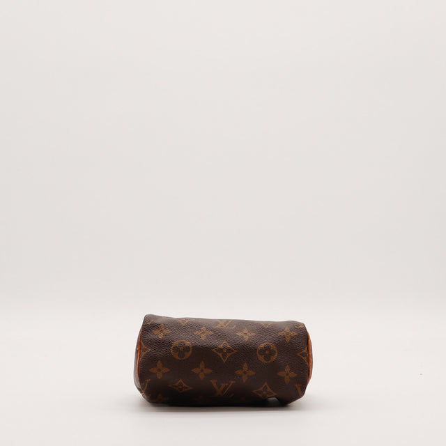 Détail fermeture éclair et languette cuir Louis Vuitton Speedy Nano — AMANA Vintage