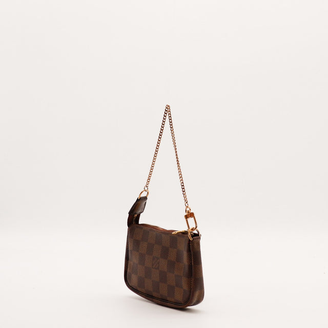 Vue de trois quarts Pochette Accessoires Louis Vuitton Damier Ébène chaîne dorée — AMANA Vintage