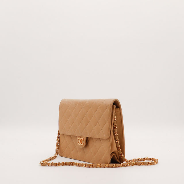 Chanel Classic Flap beige vue de trois quarts chaîne dorée cuir matelassé — AMANA Vintage