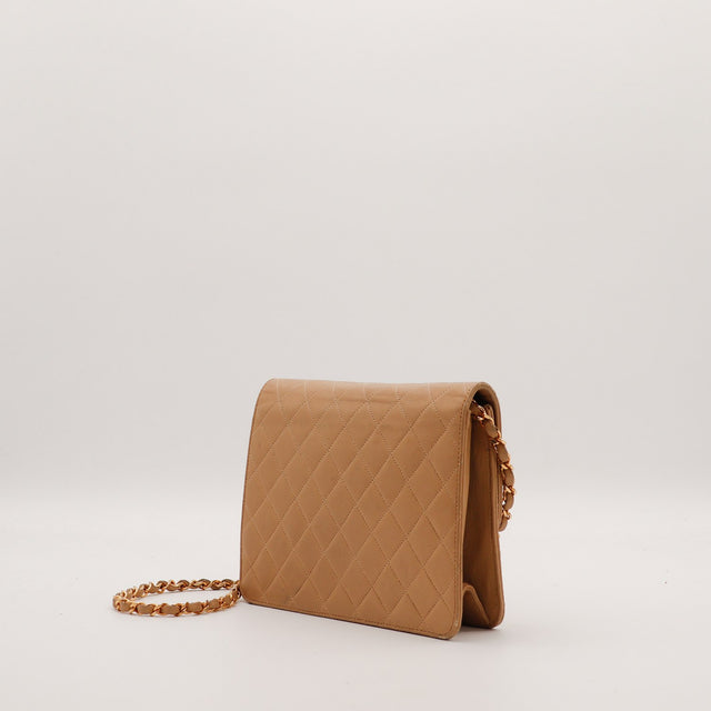 Chanel Classic Flap beige vue de trois quarts gauche chaîne bandoulière — AMANA Vintage