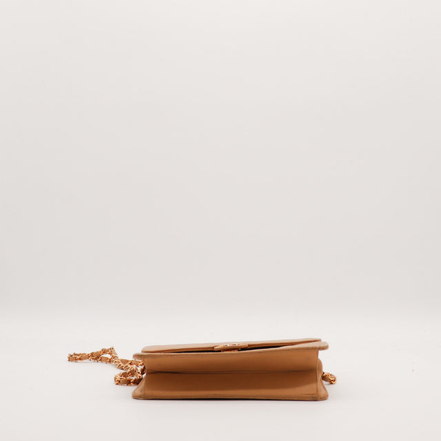 Chanel Classic Flap beige vue de dessous dimensions profondeur — AMANA Vintage