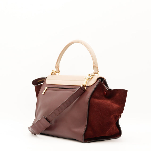 Détail de la bandoulière Céline Trapèze cuir bordeaux et beige occasion authentique — AMANA Vintage