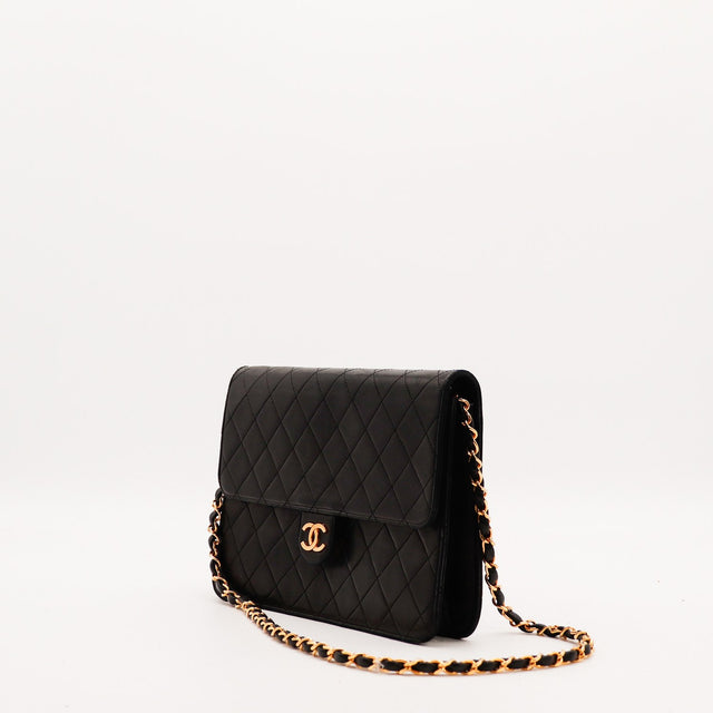 Chanel Timeless One Flap noir vue de trois quarts chaîne dorée occasion — AMANA Vintage