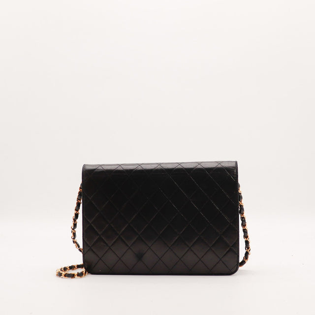 Chanel Timeless One Flap noir vue de dos cuir agneau matelassé occasion — AMANA Vintage