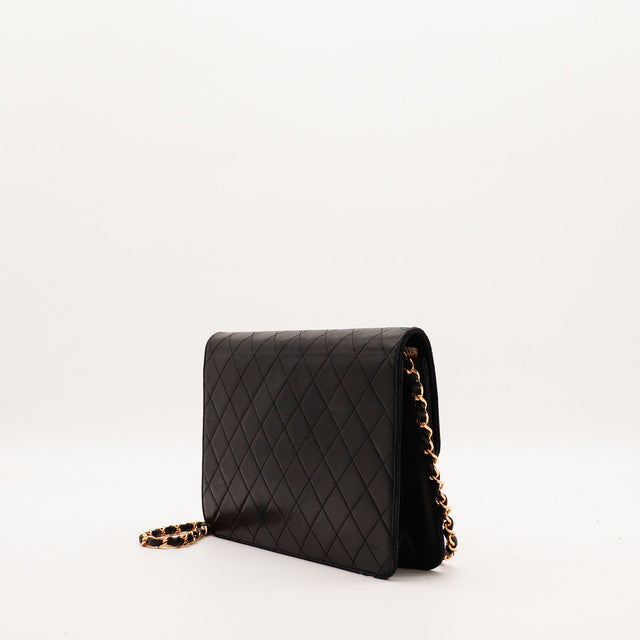 Chanel Timeless One Flap noir vue de côté profil occasion authentique — AMANA Vintage