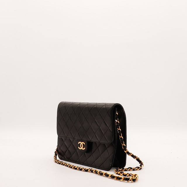 Chanel Timeless noir vue de trois quarts chaîne dorée tressée cuir vintage — AMANA Vintage