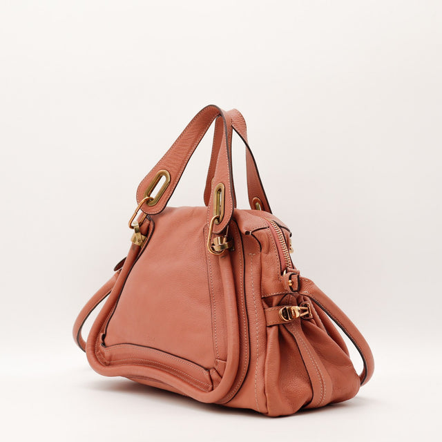 Vue de trois quarts sac Chloé Paraty Medium cuir grainé vieux rose occasion authentique — AMANA Vintage