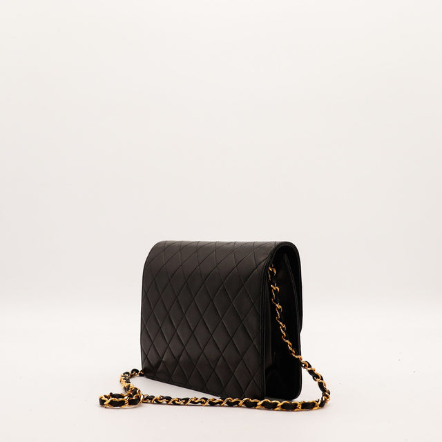 Chanel Timeless noir vue de côté profil cuir agneau matelassé chaîne dorée — AMANA Vintage