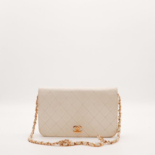 Pochette Chanel matelassée beige ivoire cuir agneau vue de face chaîne dorée occasion authentique — AMANA Vintage