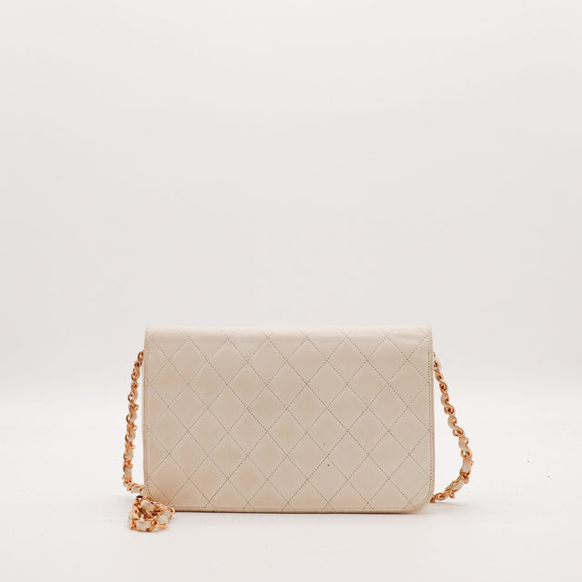 Vue de dos Pochette Chanel matelassée beige ivoire matelassage losanges — AMANA Vintage