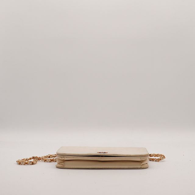 Vue du dessous Pochette Chanel matelassée beige occasion — AMANA Vintage