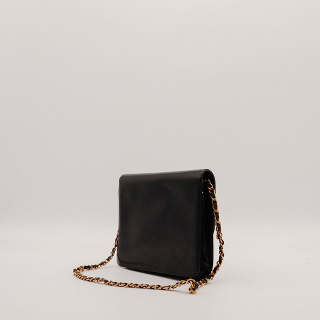 Sac Chanel Timeless vue de profil gauche cuir noir chaîne dorée — AMANA Vintage