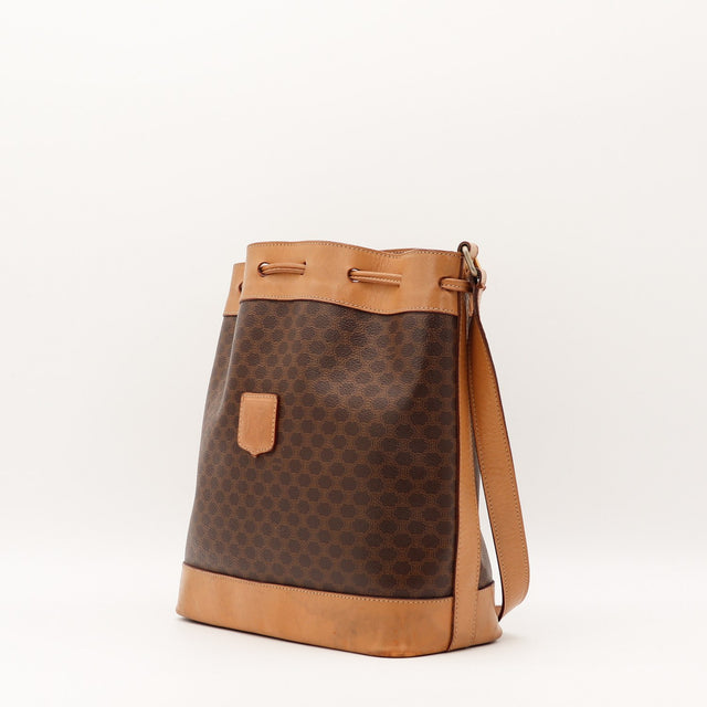 Sac seau Céline Macadam vue trois quarts cuir naturel patiné occasion authentique — AMANA Vintage