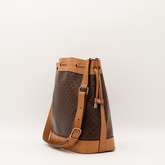 Sac seau Céline Macadam vue de côté bandoulière cuir occasion authentique — AMANA Vintage