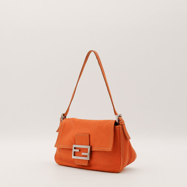 Sac Fendi Baguette cuir orange vue trois quarts occasion authentique — AMANA Vintage