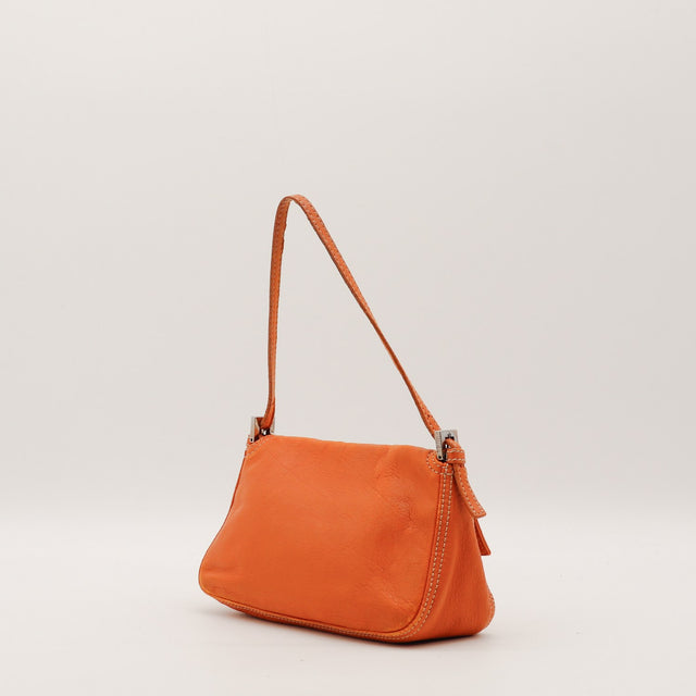 Sac Fendi Baguette cuir orange vue de profil occasion authentique — AMANA Vintage