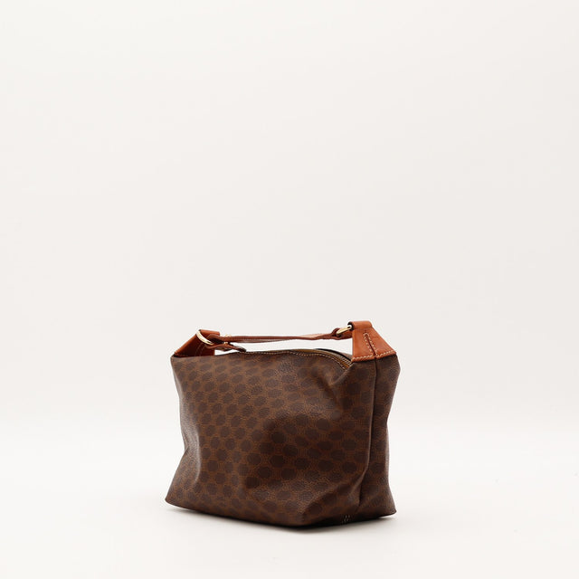 Pochette Céline Macadam vue de trois quarts occasion authentique — AMANA Vintage