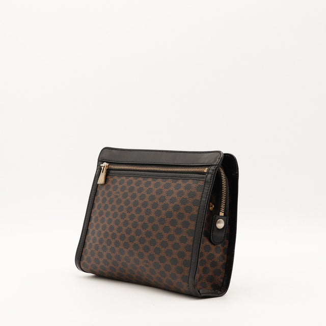Pochette Céline Macadam vue de trois quarts cuir noir occasion authentique — AMANA Vintage