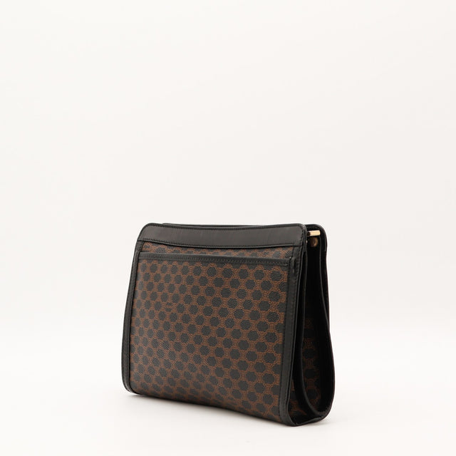 Pochette Céline Macadam profil latéral cuir noir occasion authentique — AMANA Vintage