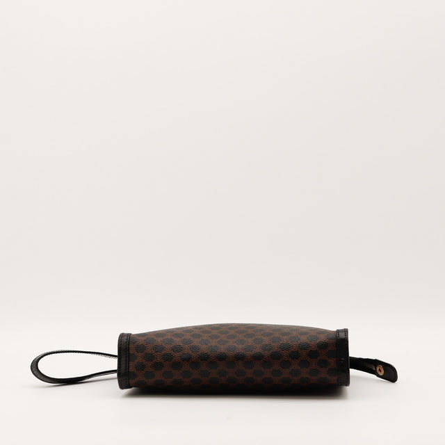 Pochette Céline Macadam vue du dessous dragonne cuir occasion authentique — AMANA Vintage