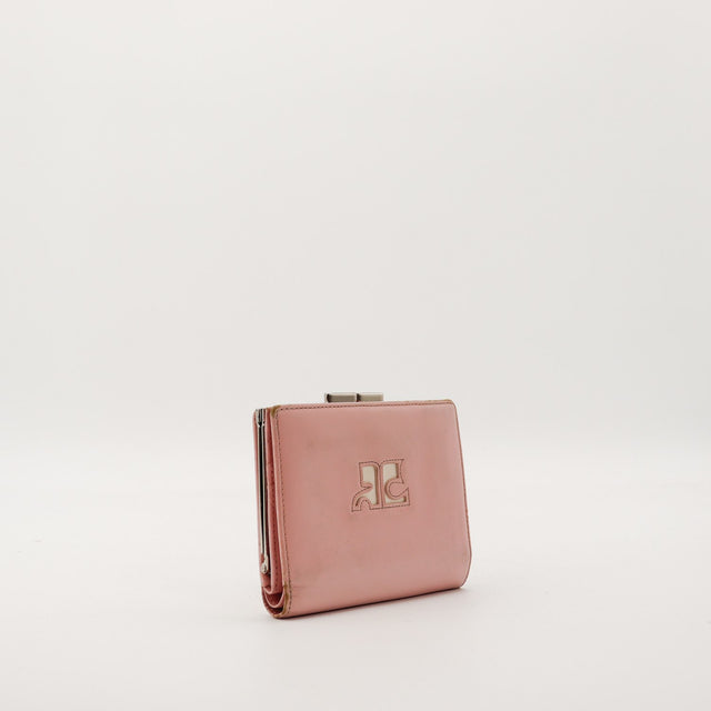 Vue de trois quarts dos portefeuille Courrèges cuir marron — AMANA Vintage