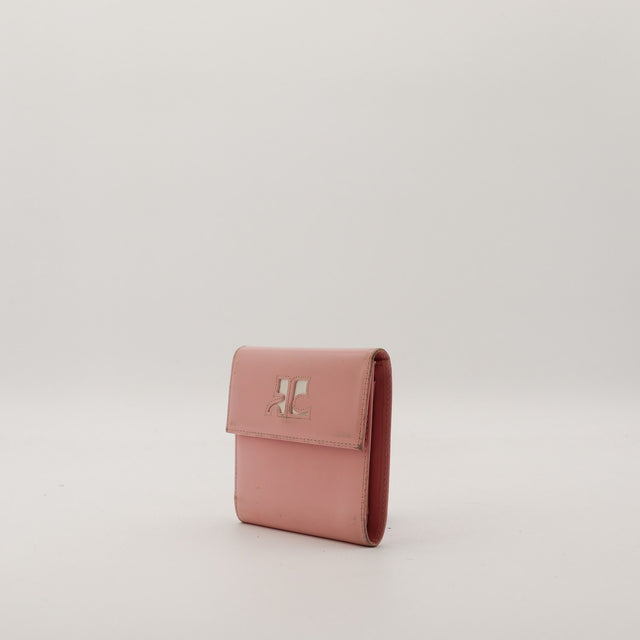 Portefeuille Courrèges vue de trois quarts cuir rose logo RC découpé occasion — AMANA Vintage