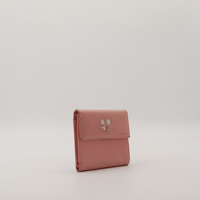 Portefeuille Courrèges vue de trois quarts gauche cuir rose vintage occasion — AMANA Vintage