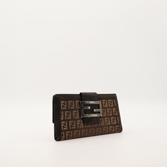 Vue de trois quarts portefeuille Fendi Zucchino boucle FF usee detail — AMANA Vintage