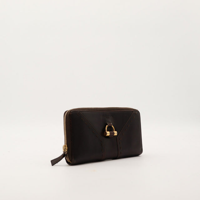 Portefeuille long Yves Saint Laurent cuir marron vue de trois quarts côté zip occasion — AMANA Vintage