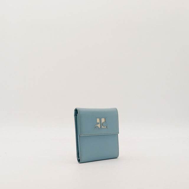 Vue de trois quarts portefeuille Courrèges bleu logo AC découpé — AMANA Vintage