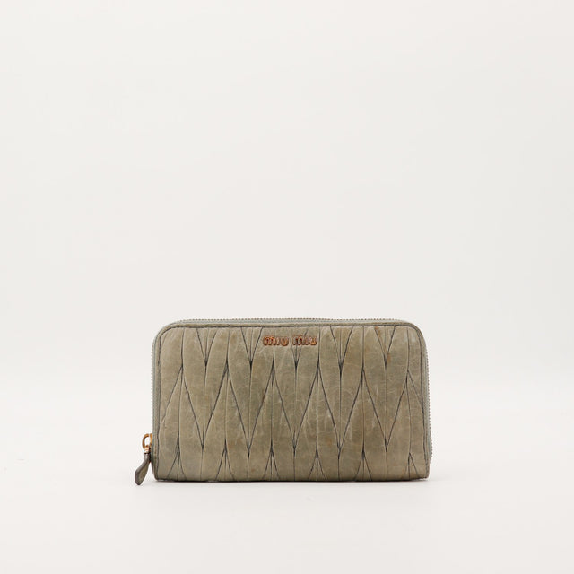 Portefeuille Miu Miu zippé matelassé kaki vue de face occasion authentique — AMANA Vintage