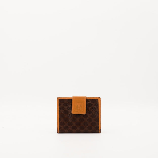 Petit portefeuille Celine Macadam toile marron et cuir camel vue de face occasion authentique — AMANA Vintage
