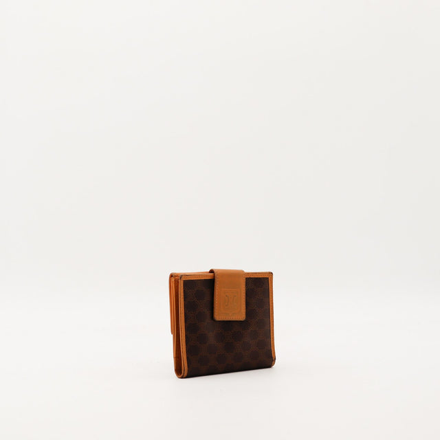 Detail rabat portefeuille Celine Macadam logo gaufre cuir camel — AMANA Vintage