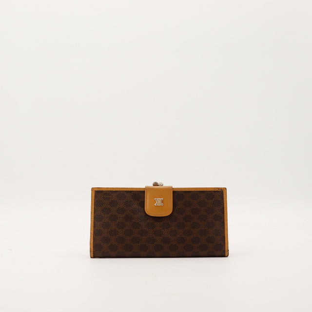 Portefeuille long Celine Macadam marron camel vue de face occasion authentique — AMANA Vintage