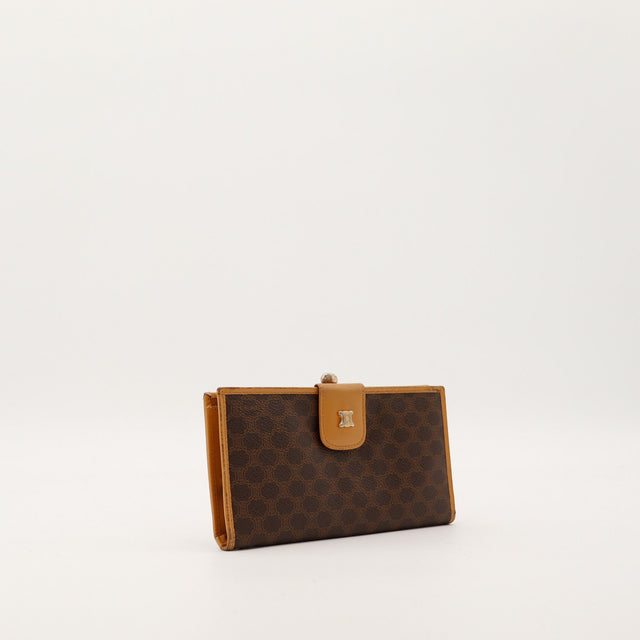 Portefeuille Celine Macadam vue de trois quarts droite detail cuir camel — AMANA Vintage