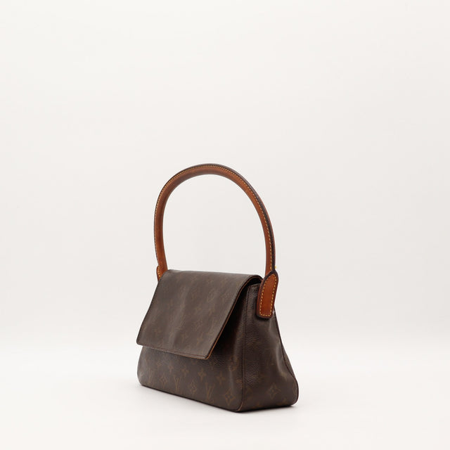 Détail anse cuir vachette patine brune Louis Vuitton Mini Looping — AMANA Vintage